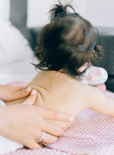 Séance de massage bébé par une puéricultrice